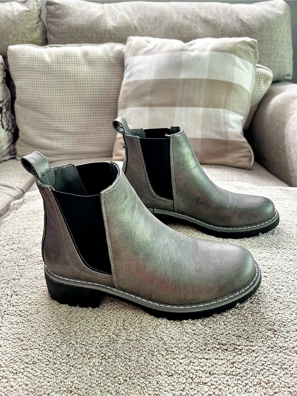 Seven7 Billie Boot, rusty silver, size 8